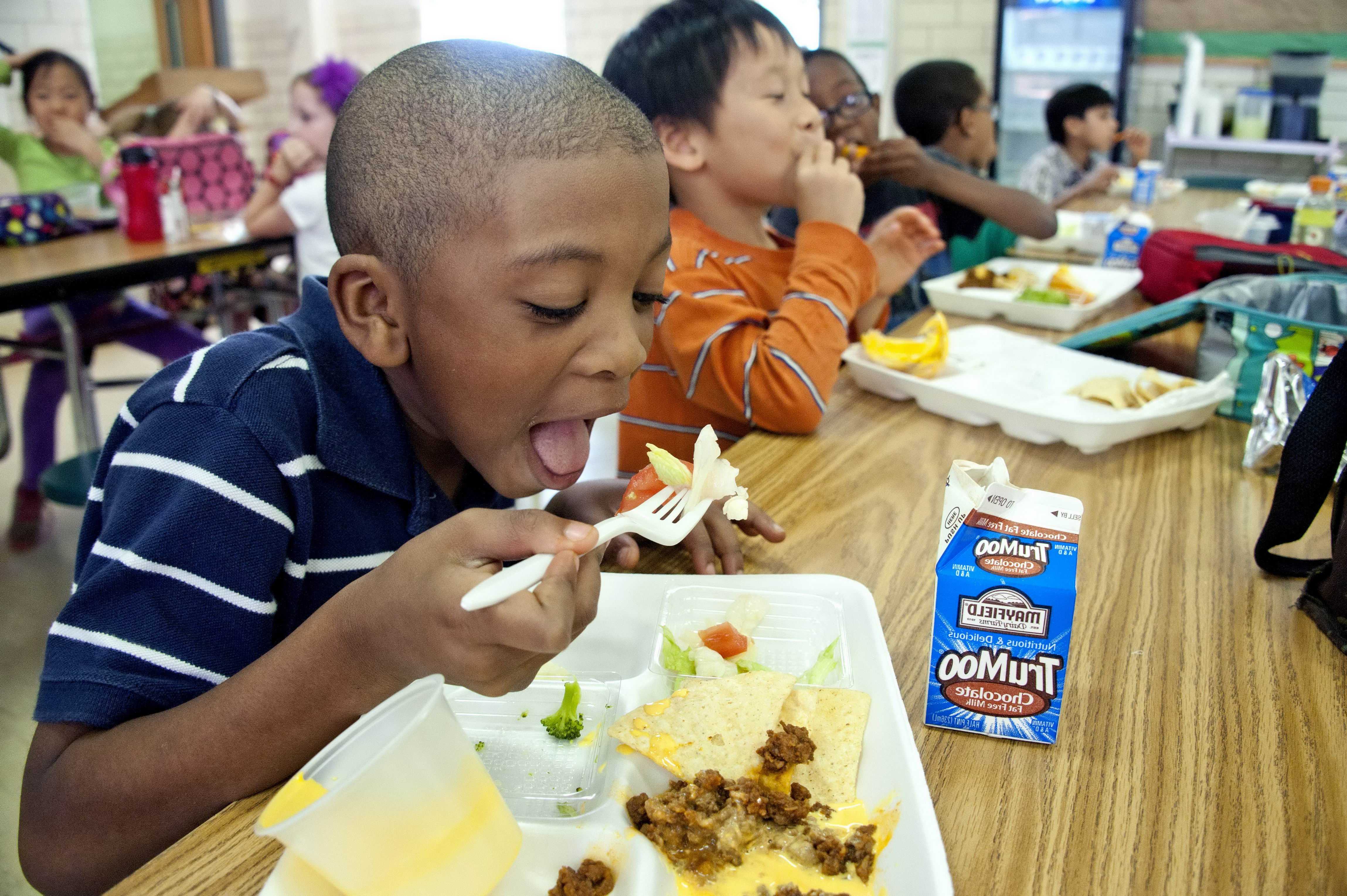 They had lunch at school. Школьная еда в Америке. Школьная столовая в Америке. Столовая в американской школе. Еда в американских школах.