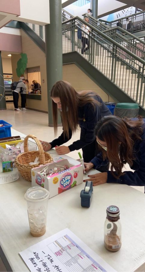 Uplifting words are spread throughout the school on thoughtful Thursday. “I wrote words of encouragement like, you got this, and stay positive,” Quynh Chi Nguyen, 11, said. Many students who walked past the table in the commons wrote notes to fellow students to participate in wellness week. 